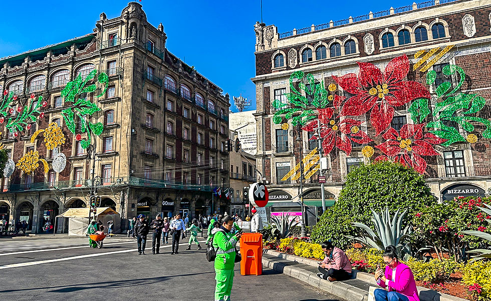 Zocalo Square in Mexico City - Photo 7