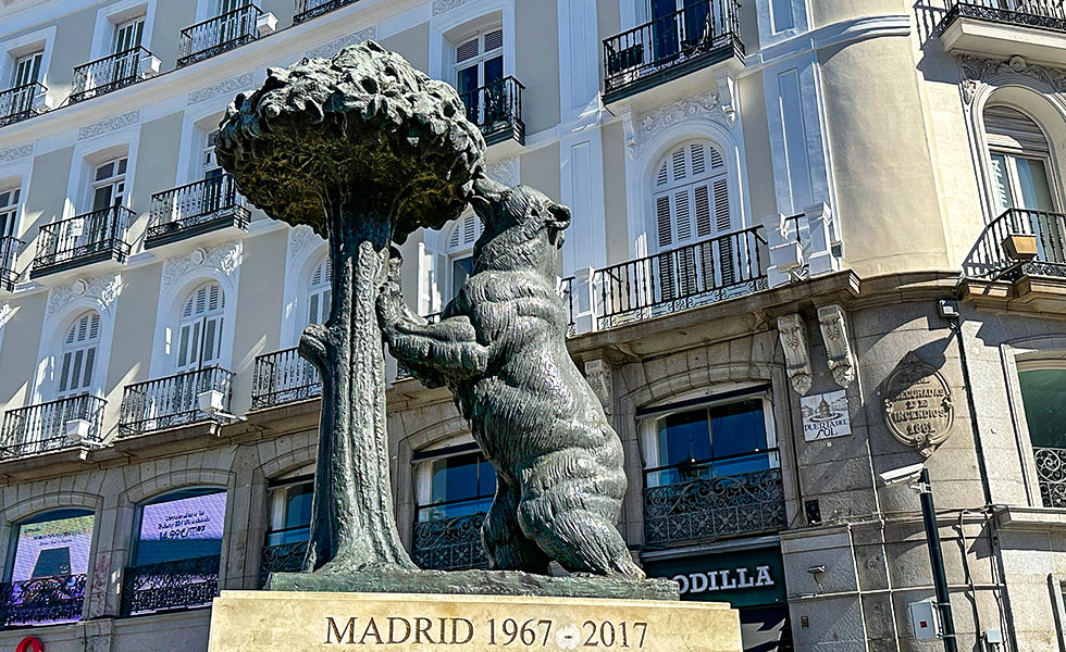 El Oso y el Madro?o - The Bear and the Strawberry Tree