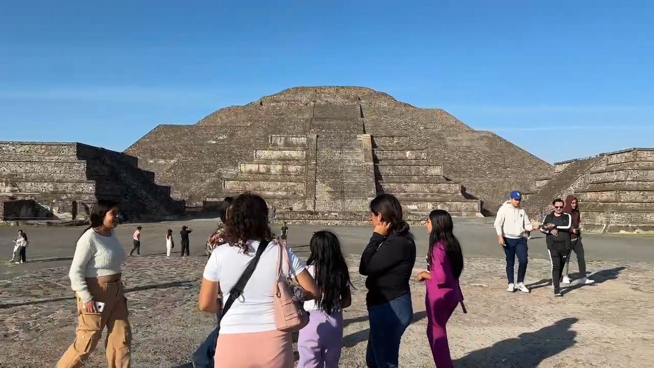 Mexico: Teotihuacan Pyramids of the Sun & Moon