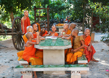 Buddhist monks in Lolei Temple