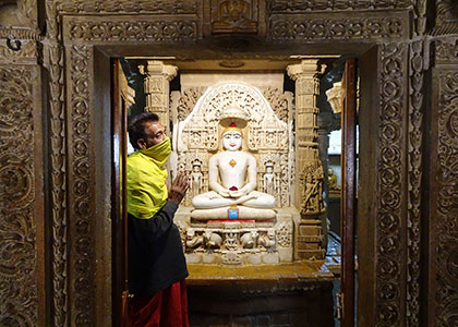 Respect of the Buddha in the Fort