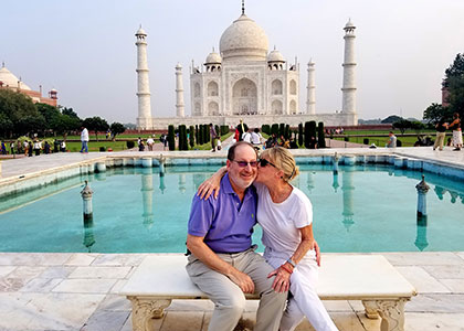 Romantic Married Couples in Taj Mahal