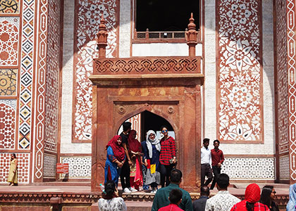 Take photos in the Akbar Mausoleum