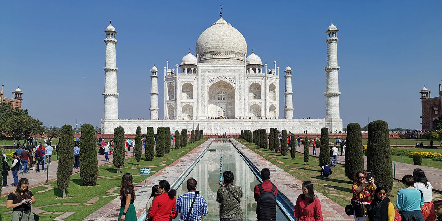 Tour group at Taj Mahal
