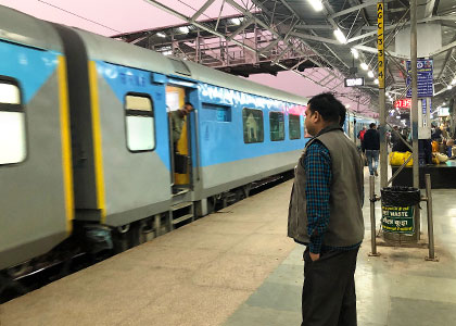 Delhi to Agra Train