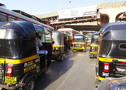 Tuk-Tuks in Mumbai Street