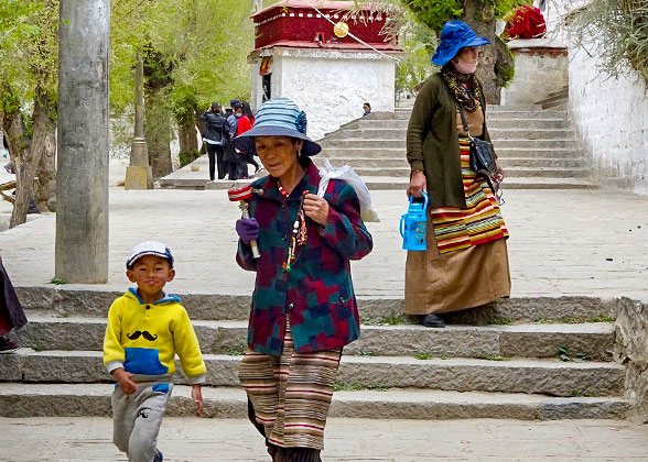 People in Namche Bazaar