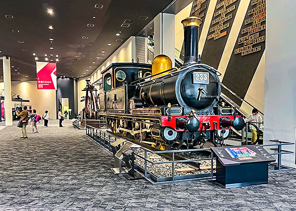 English-style steam locomative exhibited