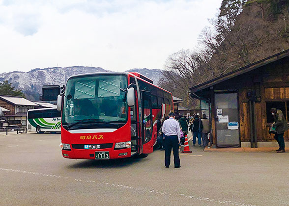 Gifu Bus arriving at Shirakawa-go
