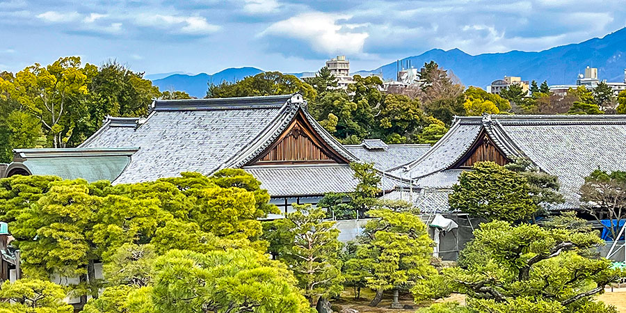 Honmaru-goten Palace seen from a distance