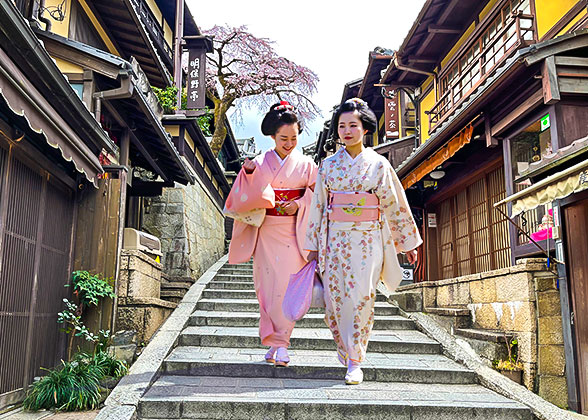 Girls dressed like Maiko