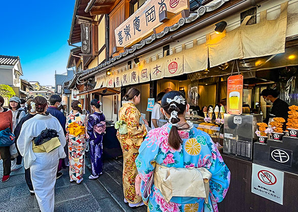 Food stands on Ninenzaka and Sannenzaka