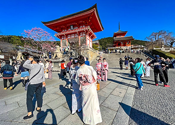 Entrance to Kiyomizu-dera Temple