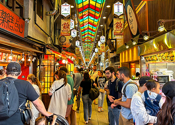 The busy Nishiki food street