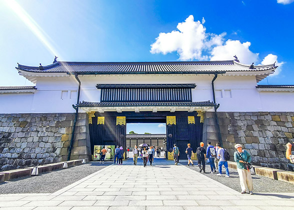 The gateway between two palaces