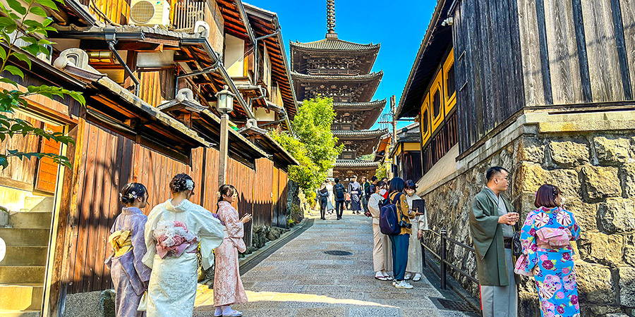 Graceful Yasaka-no-to Pagoda