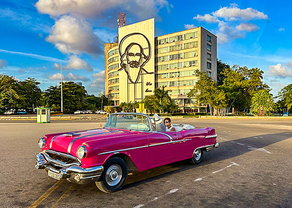 Havana City Tour by American Vintage Car
