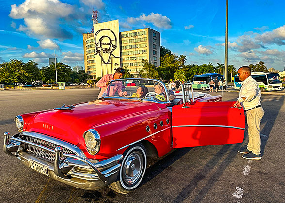 Havana City Tour by American Vintage Car