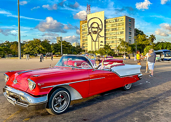 Havana City Tour by American Vintage Car
