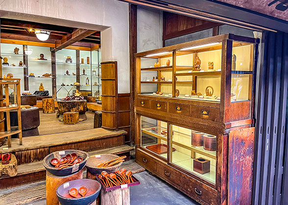 Crafts in Shops of Sanmachi Suji