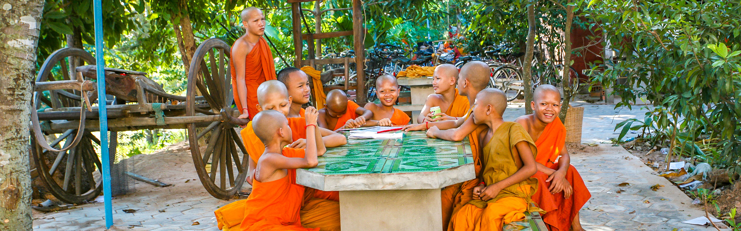 Buddhist monks in Lolei Temple