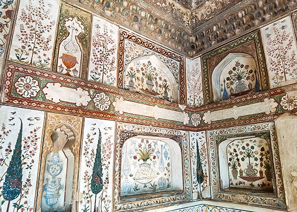 Beautiful Murals of the Baby Taj