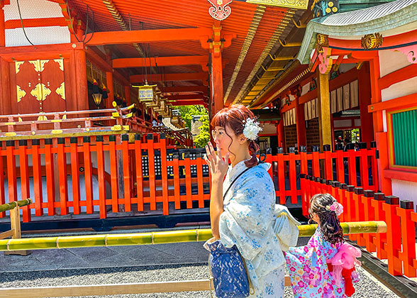 Vistitors in Kushida Shrine
