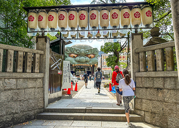 The entrance of Namba Yasaka Shrine