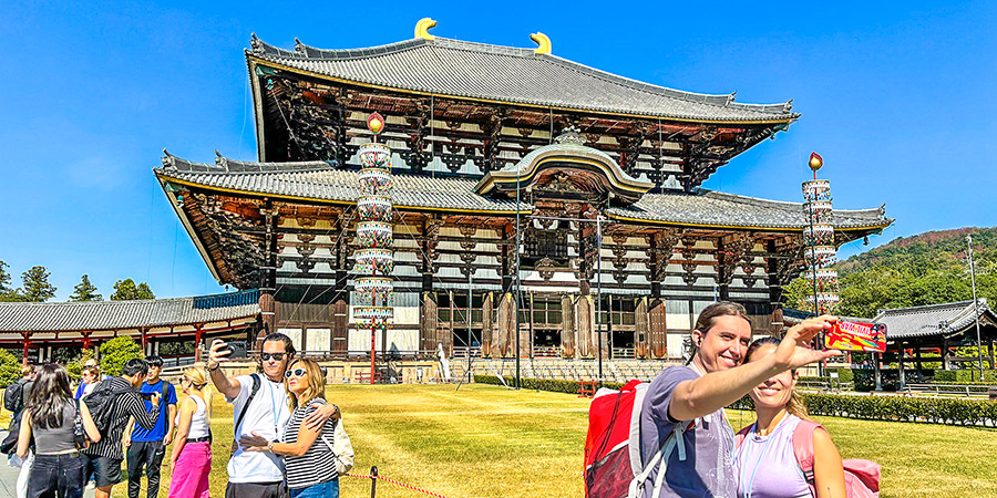 Visitors are taking photos in front of the Buddha Hall