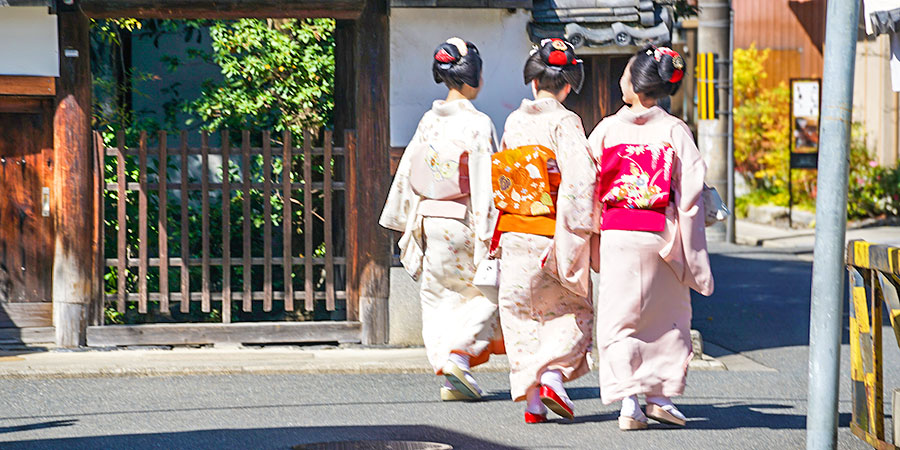 People wearing kimonos in Goryokaku Park