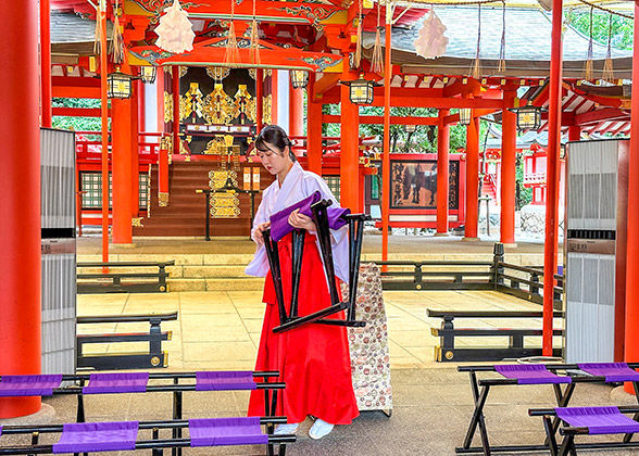 The staff of Ikuta Jinja is arranging the venue