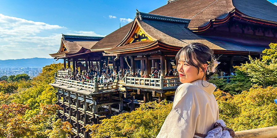 Visitors in Kiyomizu-dera Temple in December