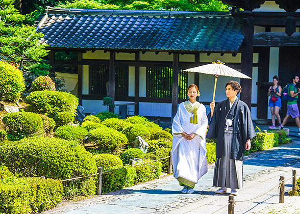 Visitors with Kimono in Tofuku-ji Temple