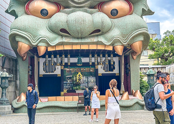 Visitors standing before the Lion-head Hall