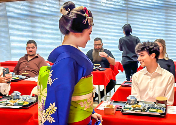 Maiko Performance, Tipping Acceptable