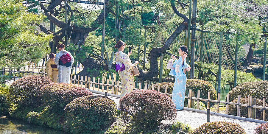 Tourists in Maruyama Park