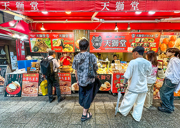 Visitors before vendors in Nankin-machi