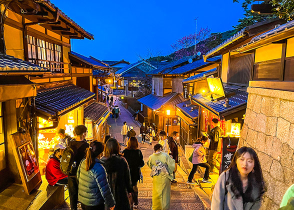 Visitors in Ninezaka and Sannenzaka at night