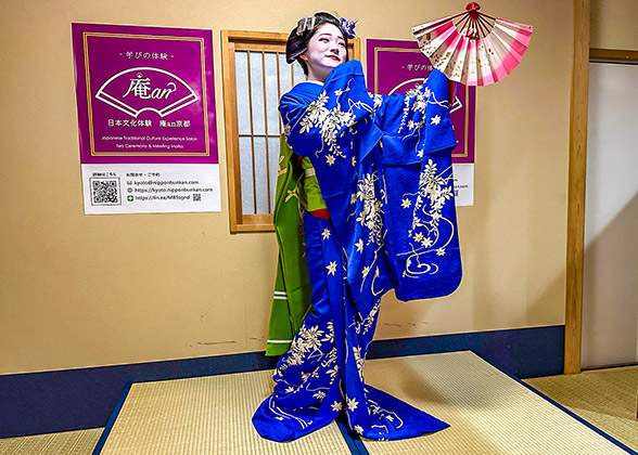 A Maiko is performing
