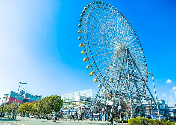 Rotating Tempozan Giant Ferris Wheel