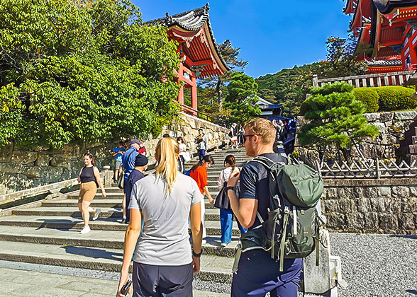 Oversea Visitors Reaching Kiyomizu-dera Temple