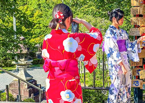 Girls in Kimono are taking photos