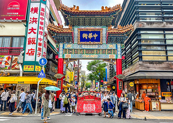 The grand gate of Yokohama Chinatown and crowded visiors