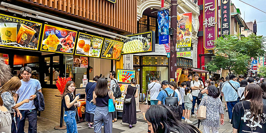 Busy Yokohama Chinatown in July