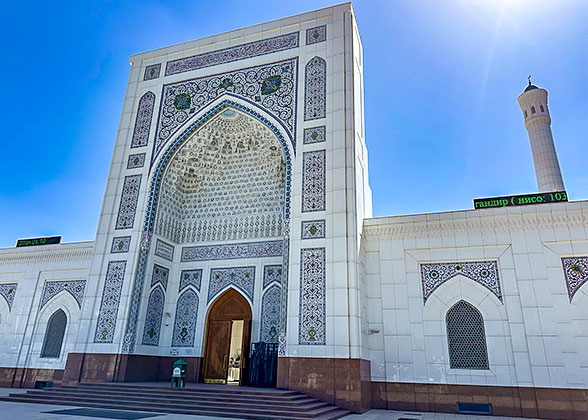 Hazrati Imam Complex in sunlight