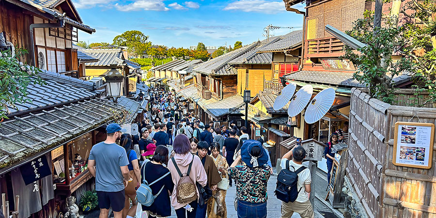 Crowded Ninenzaka and Sannenzaka 