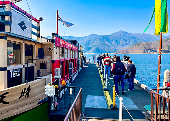 Cruise on Lake Kawaguchi