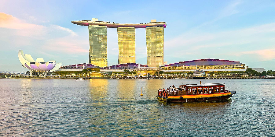 Cruise around Marina Bay, Singapore