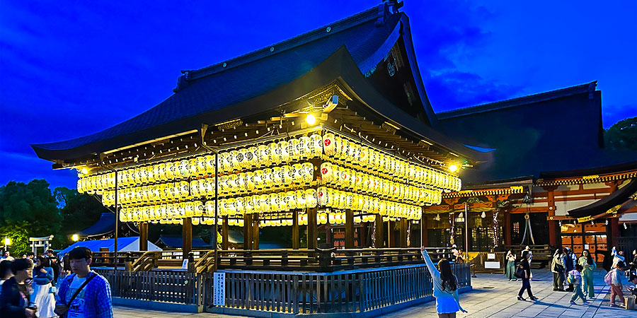 Night Scenery of Hakozaki Shrine Night Scenery of Hakozaki Shrine