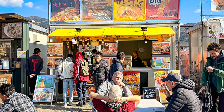 Pop-up Food Stalls in Fall Foliage Season